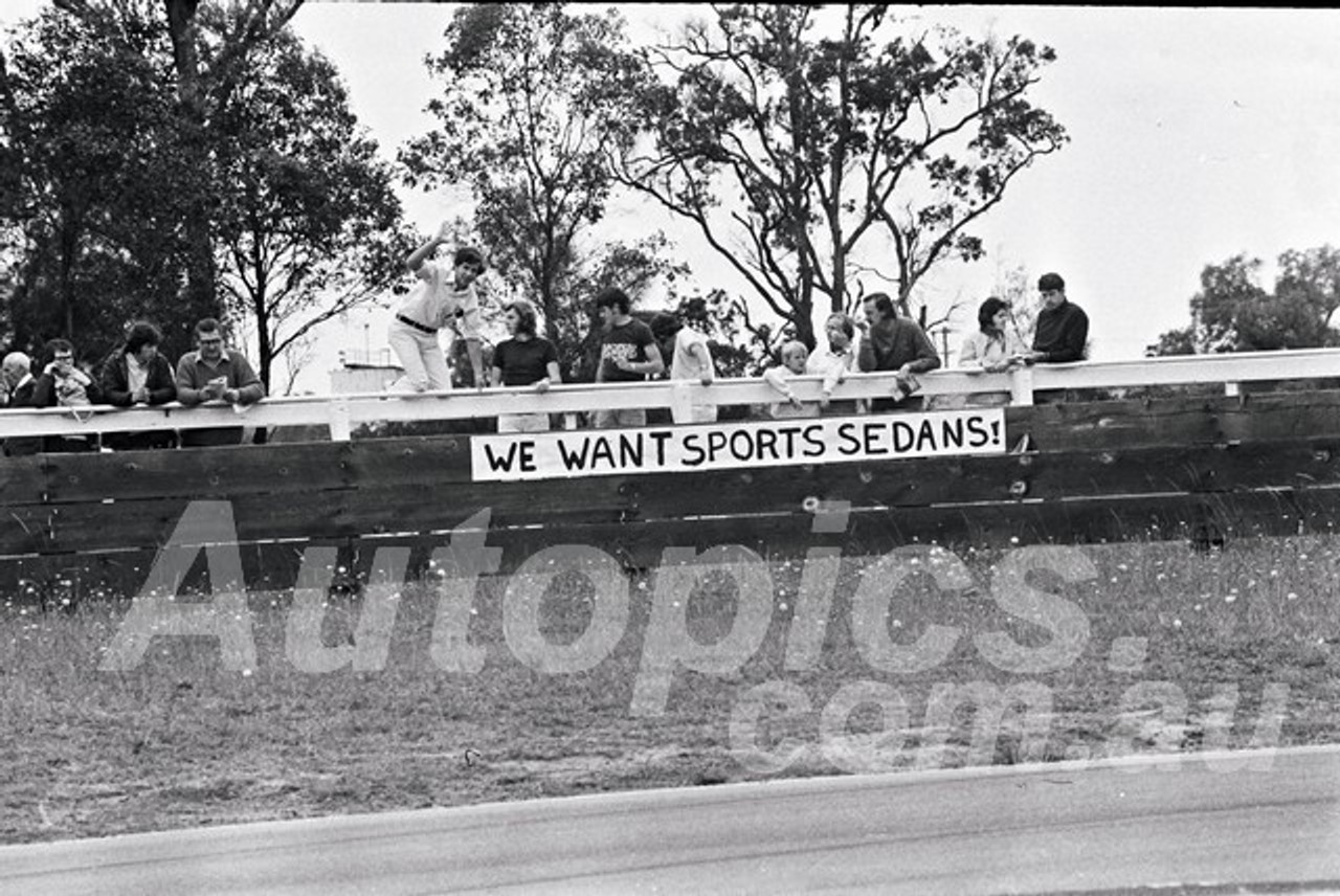 700027 - Sports Sedan Fans at Warwick Farm 22nd November 1970 - Photographer Lance J Ruting