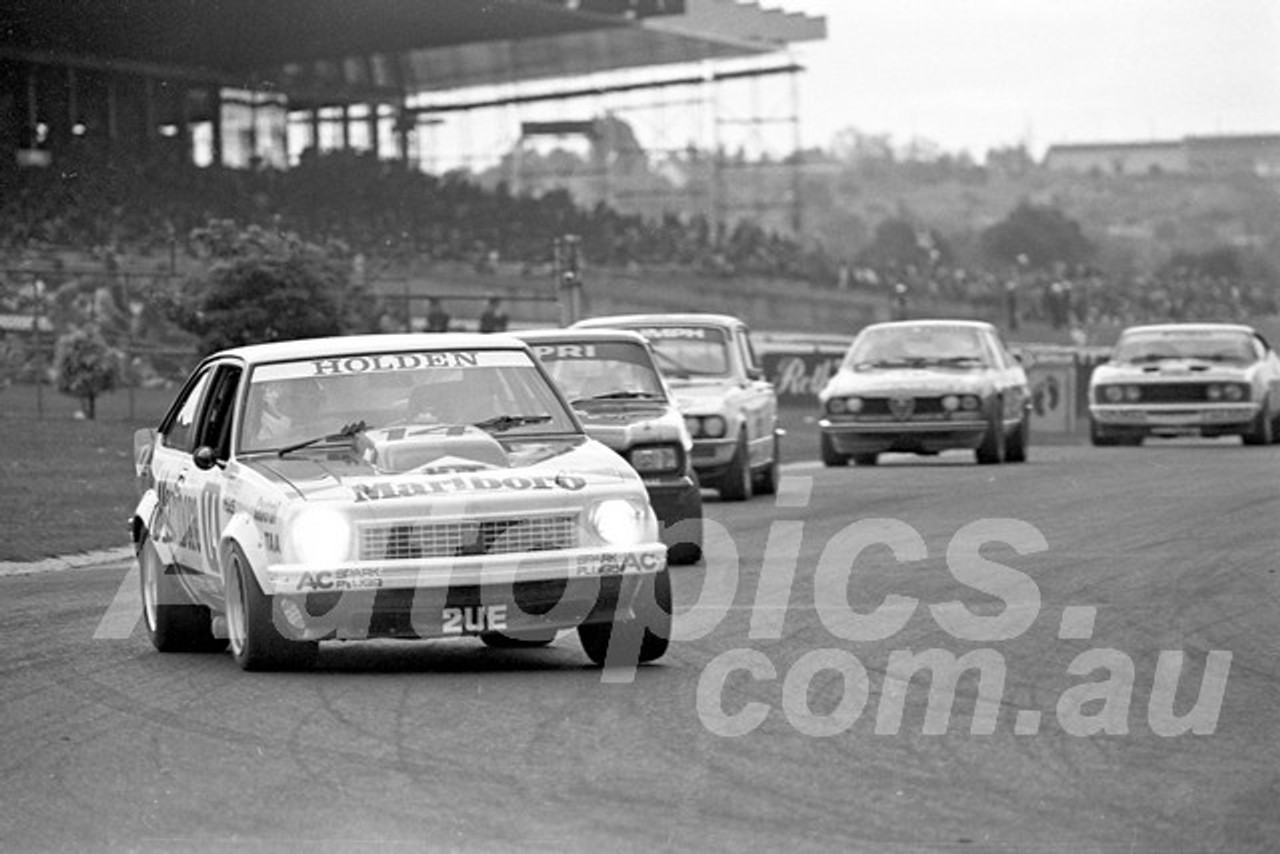 77170 - John Harvey, Torana L34 - Sandown - 11th September 1977 - Photographer Peter D'Abbs