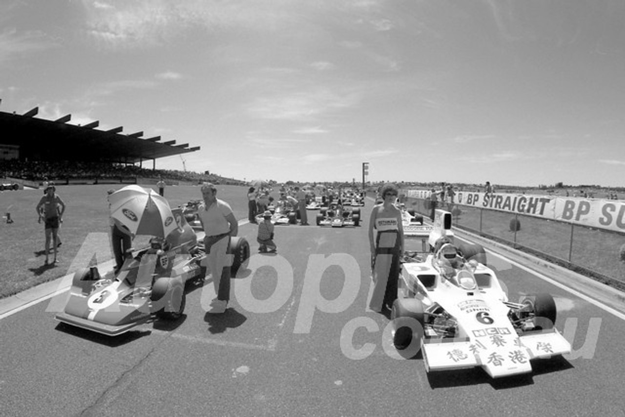 77200 - Warwick Brown, Lola T430 & Alan Jones, Lola T332 - Sandown - 20th February 1977 - Photographer Peter D'Abbs