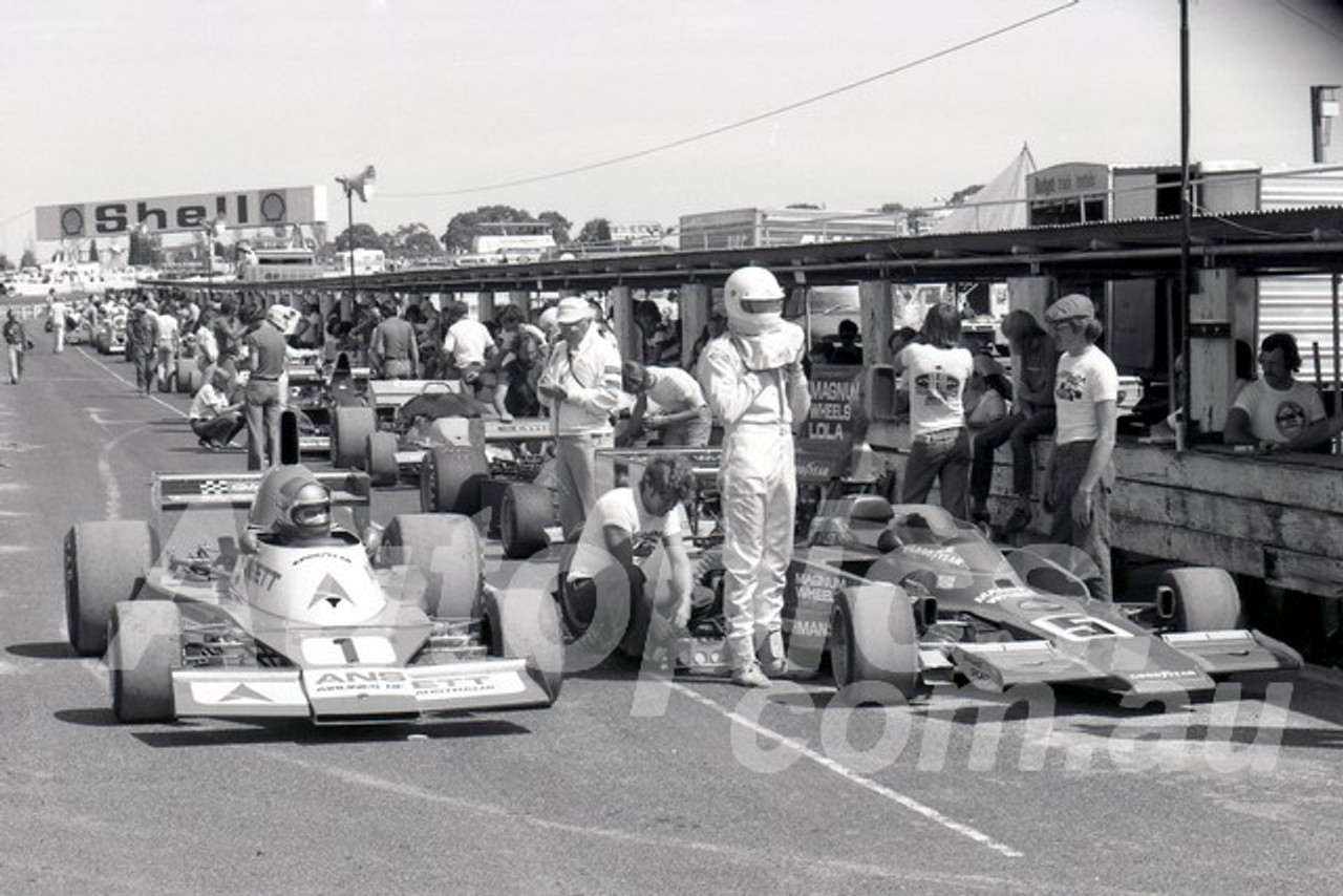 77207 - Vern Schuppann, Elfin MR8 & Kevin Bartlett, Lola T332 - Sandown - 20th February 1977 - Photographer Peter D'Abbs