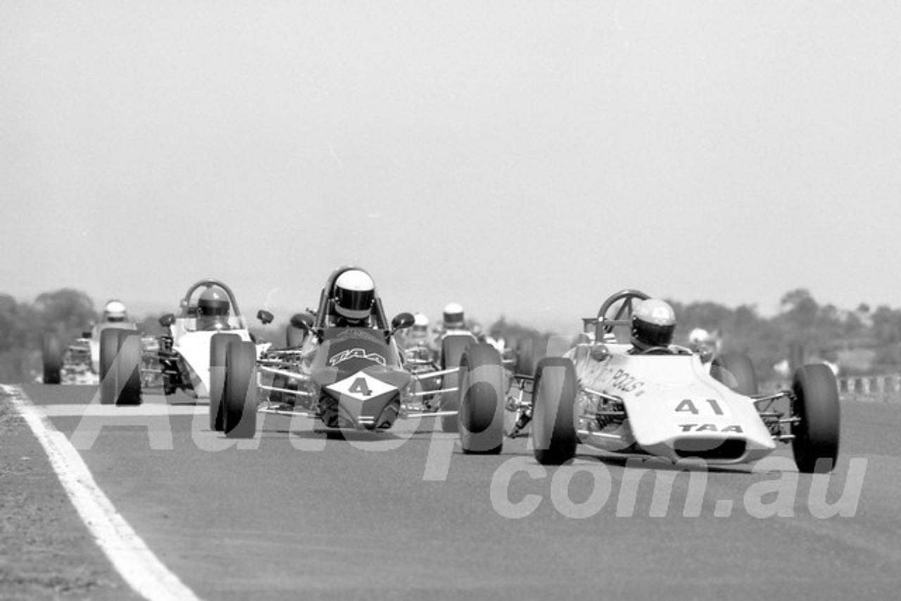 77214 - Grant Walker, Titan & Richard Davison, Hawke  Formula Ford - Sandown - 20th February 1977 - Photographer Peter D'Abbs