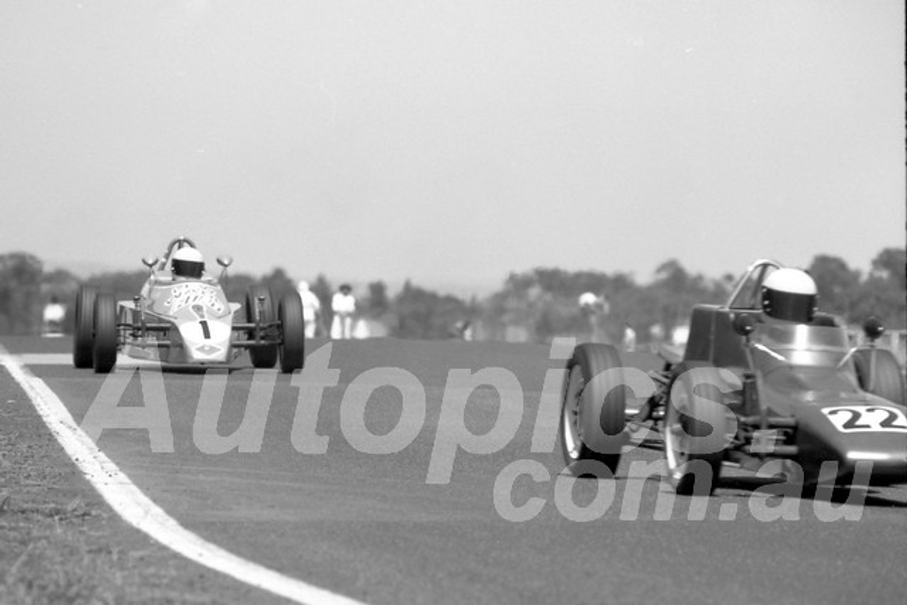 77222 - David Eyrewalker, CAMS Vee & Paul Milner, Elfin Vee - Sandown - 20th February 1977 - Photographer Peter D'Abbs