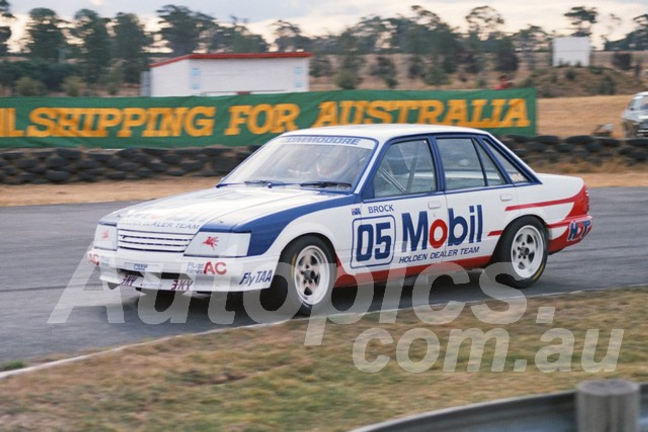 85100 - Peter Brock, VK Commodore - Symmons Plains, 13th March 1985 - Photographer Keith Midgley