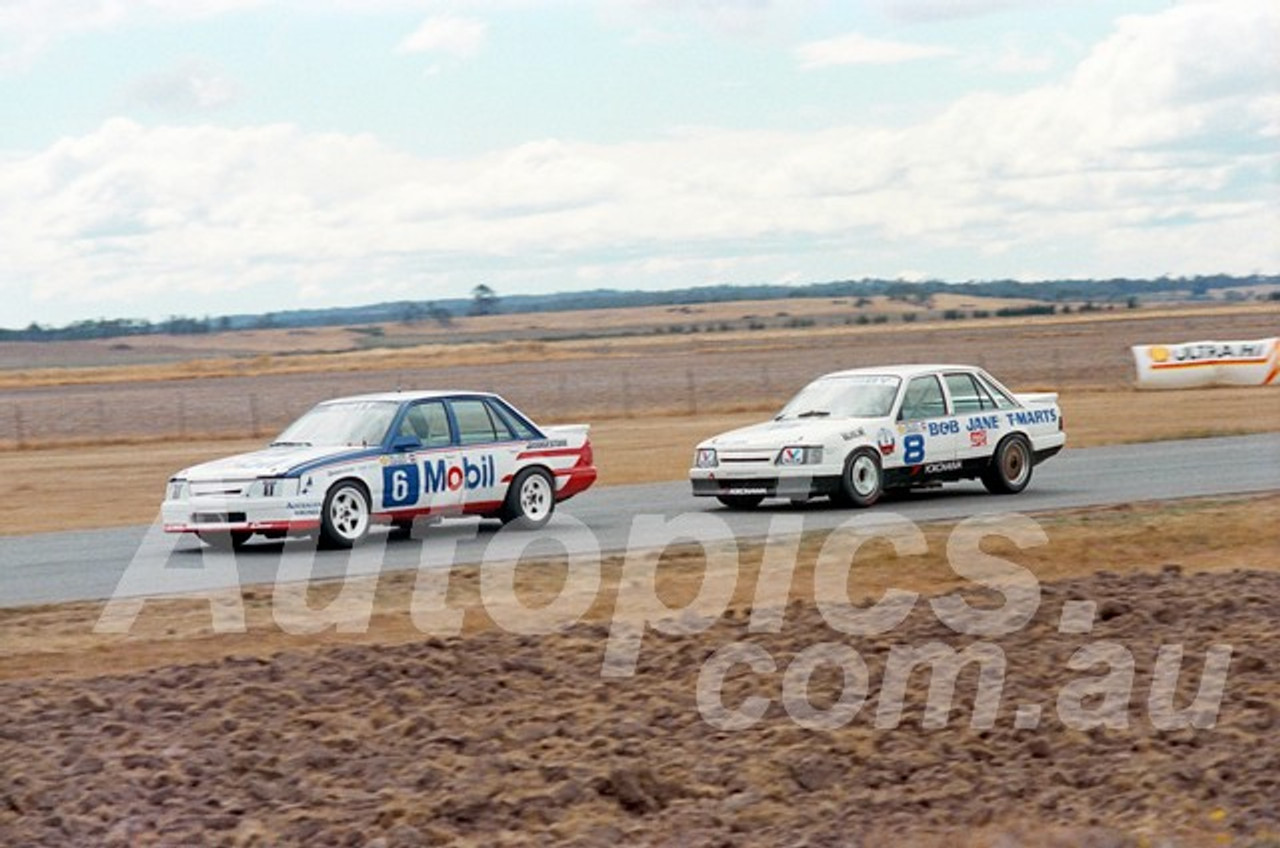 87132 - Gary Scott & Allan Grice, VK Commodore -  Symmons Plains, 8th March 1987 - Photographer Keith Midgley