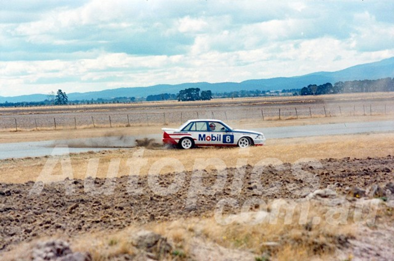 87133 - Gary Scott  VK Commodore -  Symmons Plains, 8th March 1987 - Photographer Keith Midgley