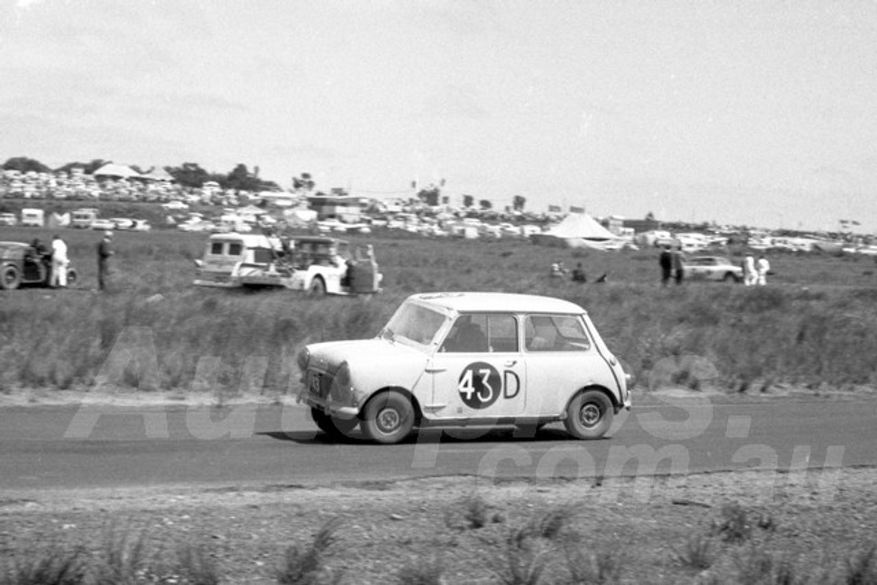 62754 - Tony Allen & David Hooker, Morris 850 - Phillip Island Armstrong 500 1962 - Photographer Peter D'Abbs