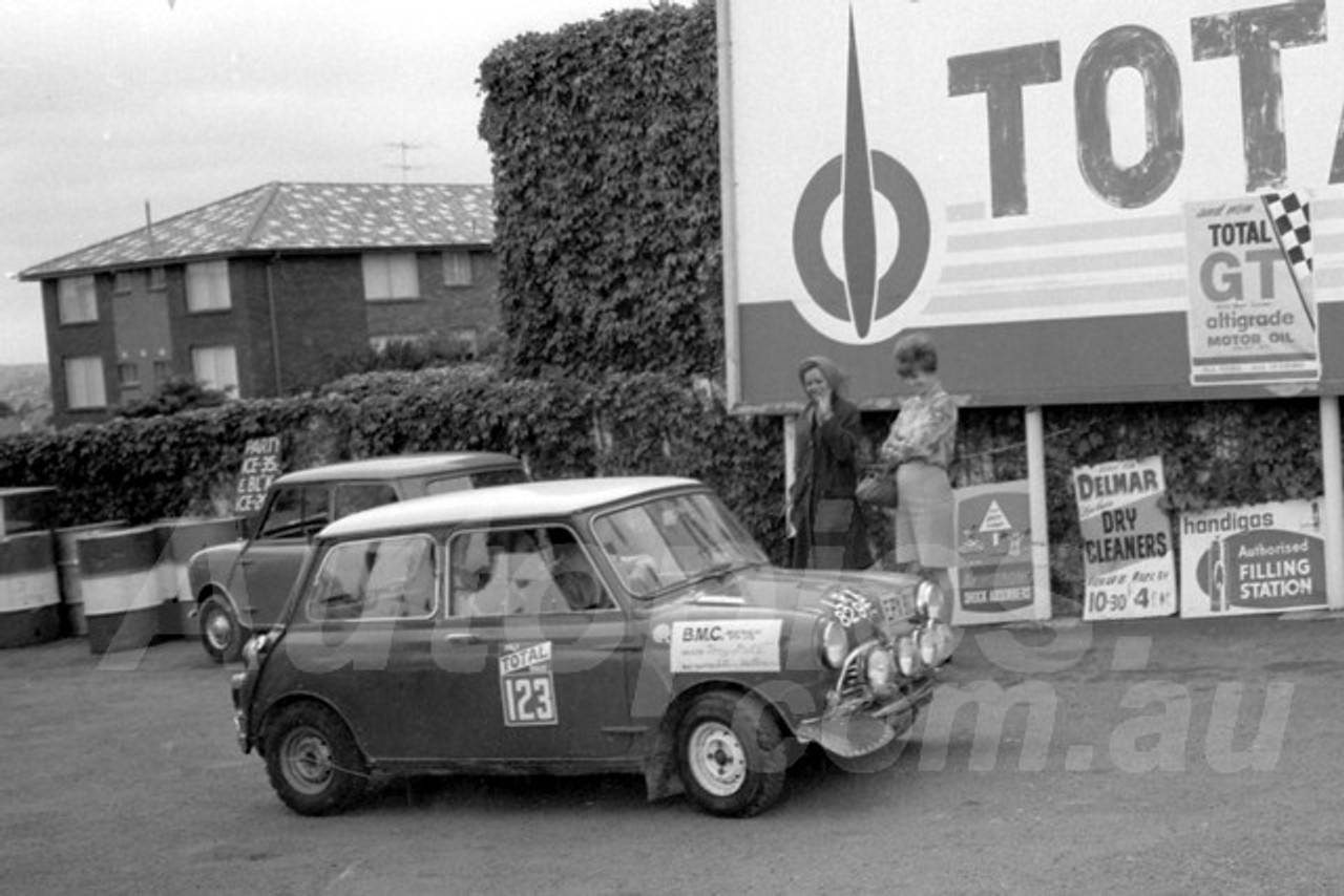 67333 - Tony Fall & Steve Halloran Morris Cooper S - Total Rally 1967 - Photographer Lance J Ruting