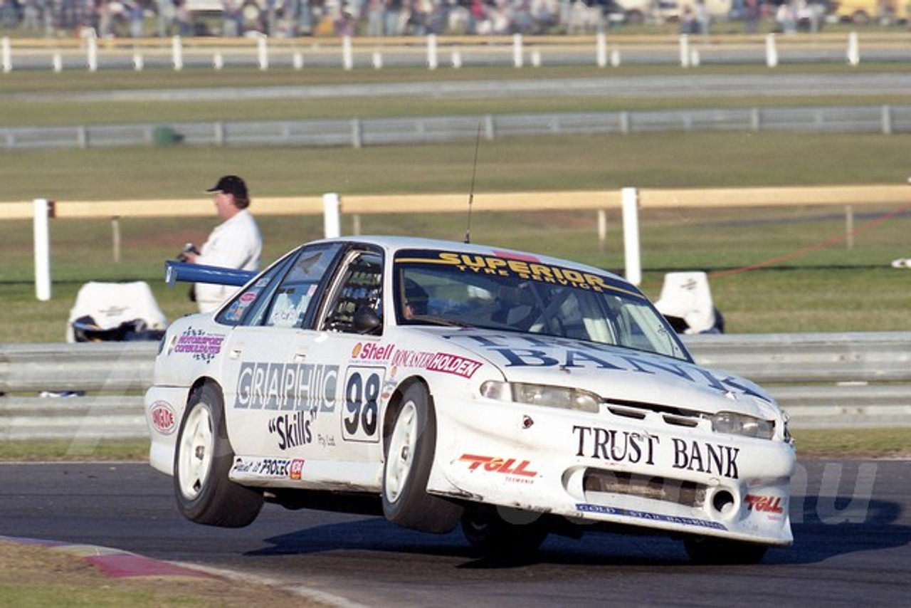 99045 - Wayne Wakefield, Holden Commodore VS - Sandown 27th June 1999 - Photographer Marshall Cass