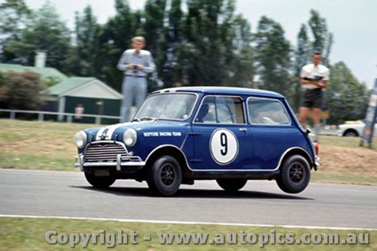 64035 - P. Manton Morris Cooper S - Warwick Farm 1964 - Photographer Richard Austin