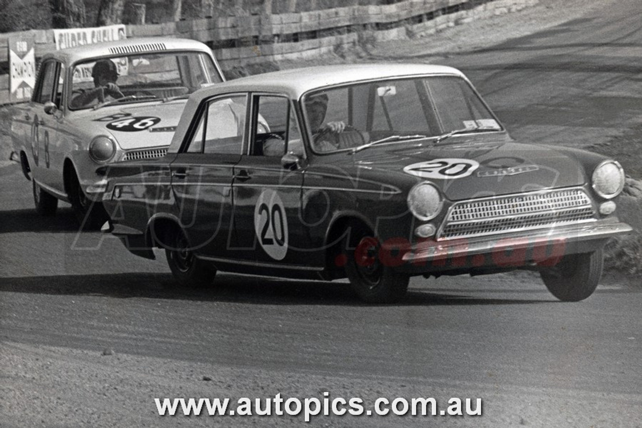 63BA10IT7002 - Bob Jane & Harry Firth,  Armstrong 500, Bathurst, 1963, Ford Cortina GT - Photographer - Ian Thorn