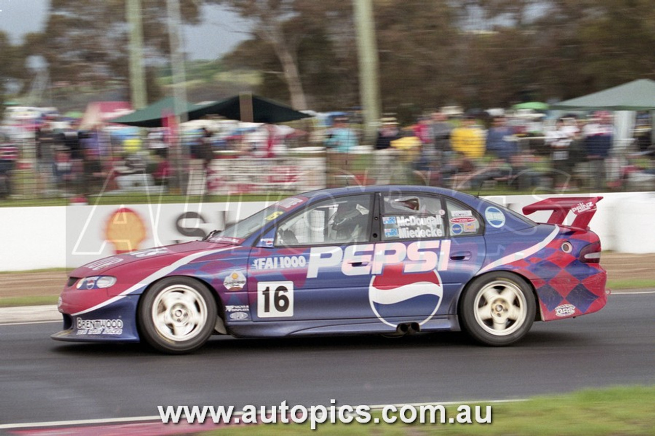 00BA11MC7048 - Dugal McDougall & Andrew Miedecke,  FAI 1000, Mount Panorama, Bathurst, 2000, Holden Commodore VT - Photographer - Marshall Cass