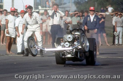 66910 - Ron Colson USA - Chev AA / Gas Dragster  Stiletto   - Surfers Paradise 1966 - Photographer John Stanley