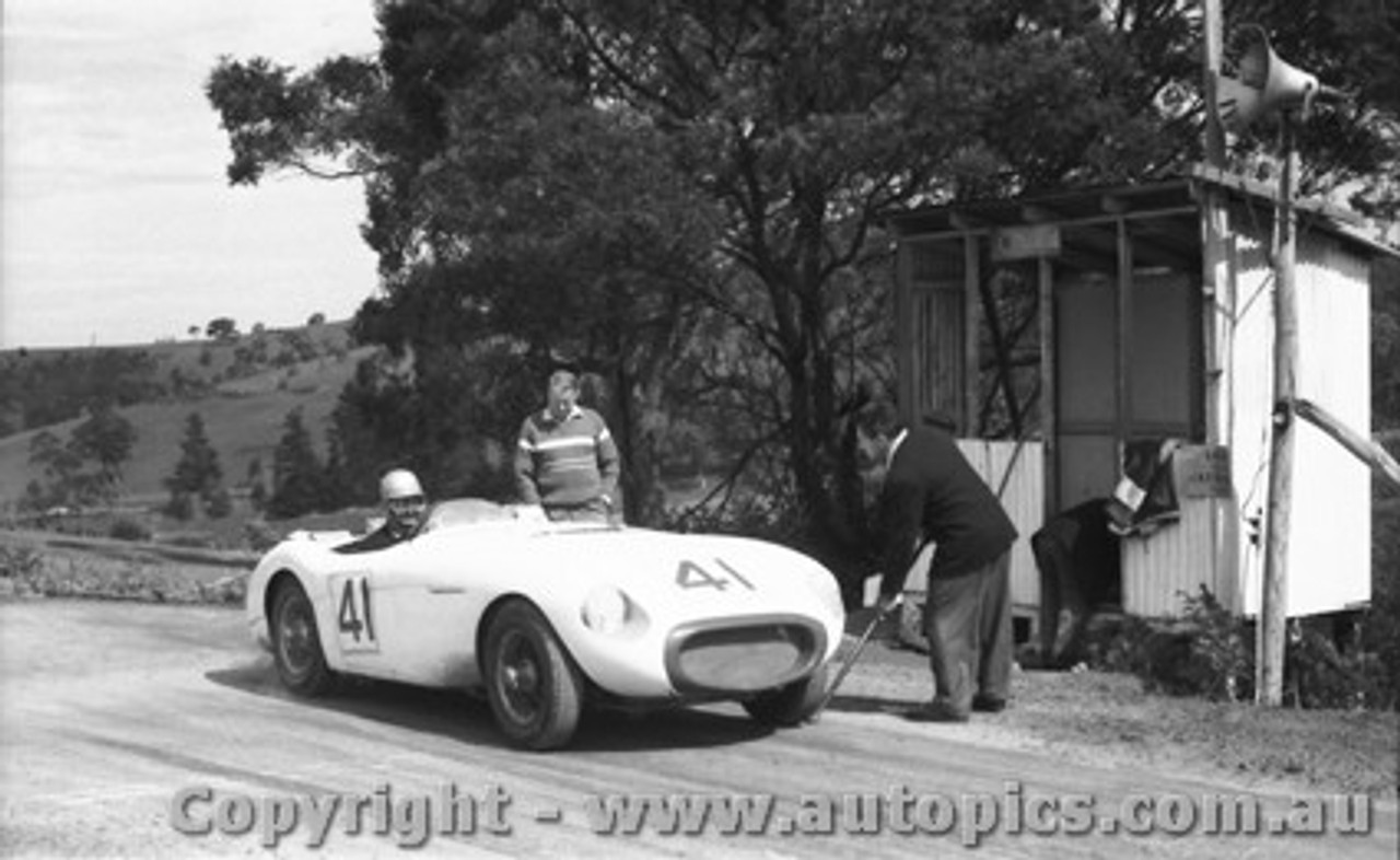 60403 - J. Cleary Austin Healey 100S -  Rob Roy Hill Climb 1960