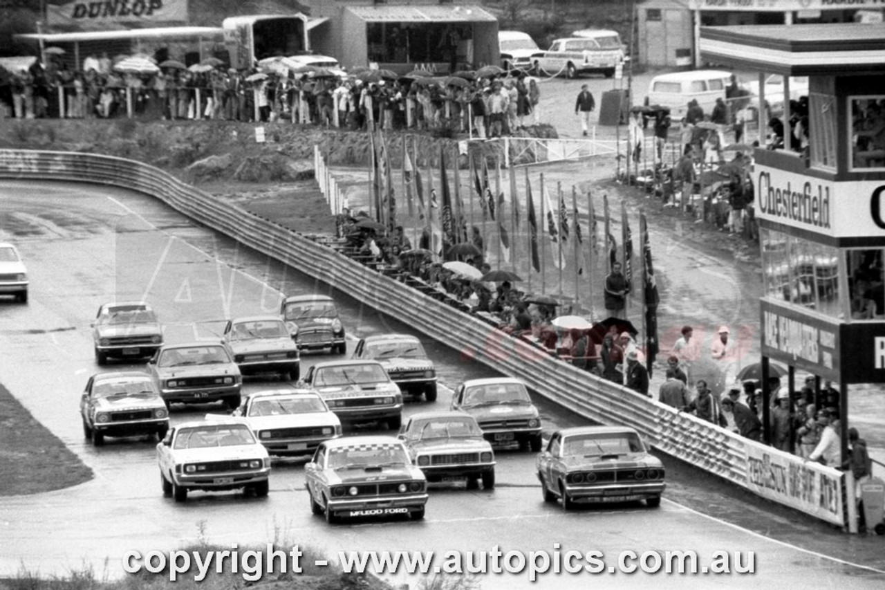 72AM003LR7005 - Start Of Race, National Open Meeting, Amaroo Park Raceway,  5th March, 1972 - Photographer - Lance J Ruting