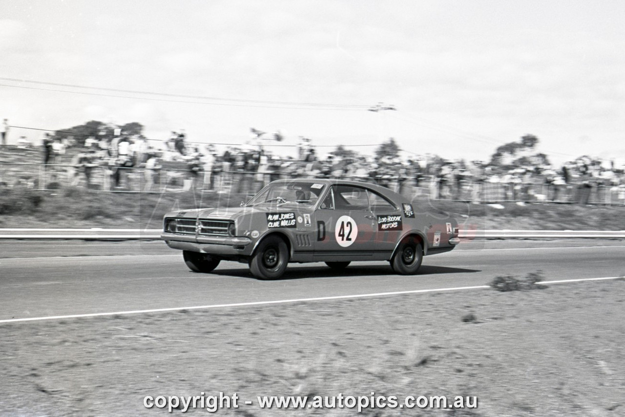 68SA09PD7027 - Alan Jones & Clive Millis, Three Hour Datsun Trophy Race, Sandown, 15th September, 1968, Second Place, Holden Monaro HK GTS327 - Photographer Peter D Abbs