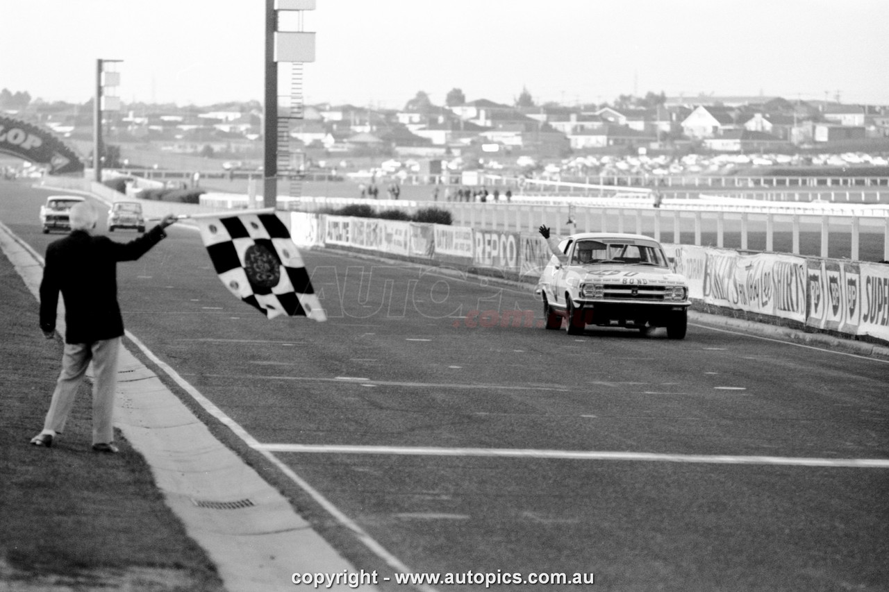 71SA09PD7009 - Colin Bond, Sandown Three Hour 250, Sandown, 12th September, 1971, Holden LC Torana GTR XU-1- WINNER - Photographer Peter D'Abbs