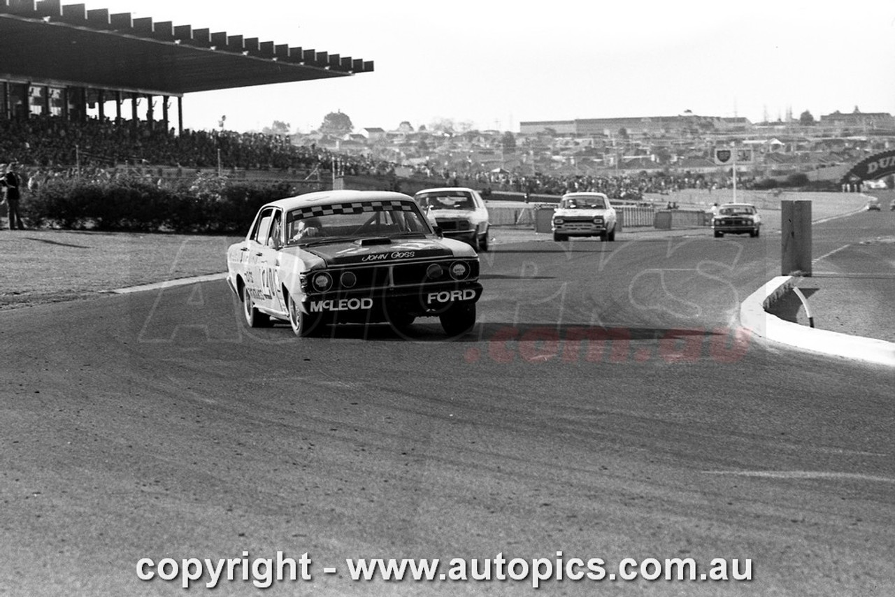 72SA09PD7009 - John Goss, Sandown Three Hour 250, Sandown, 10th September, 1972, Ford XY Falcon GTHO Phase III - Photographer Peter D'Abbs