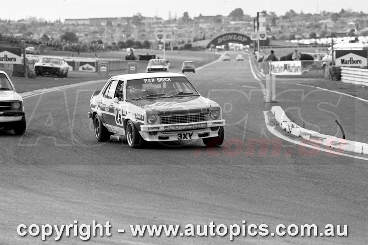 76SA09PD7000 - Peter Brock, Hang Ten 400, Sandown, 12th September, 1976, Holden Torana LH SL/R 5000 L34 - Photographer Peter D'Abbs