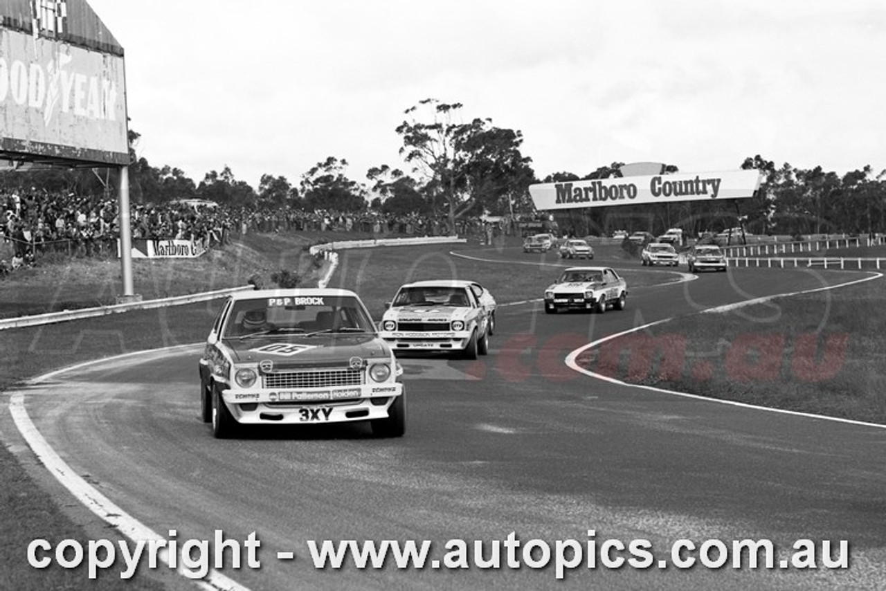 76SA09PD7005 - Peter Brock, Hang Ten 400, Sandown, 12th September, 1976, Holden Torana LH SL/R 5000 L34 - Photographer Peter D'Abbs