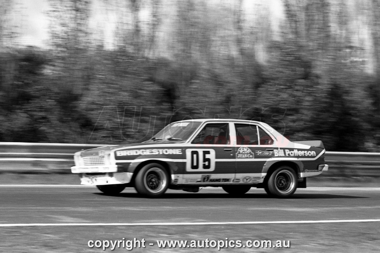 76SA09PD7006 - Peter Brock, Hang Ten 400, Sandown, 12th September, 1976, Holden Torana LH SL/R 5000 L34 - Photographer Peter D'Abbs