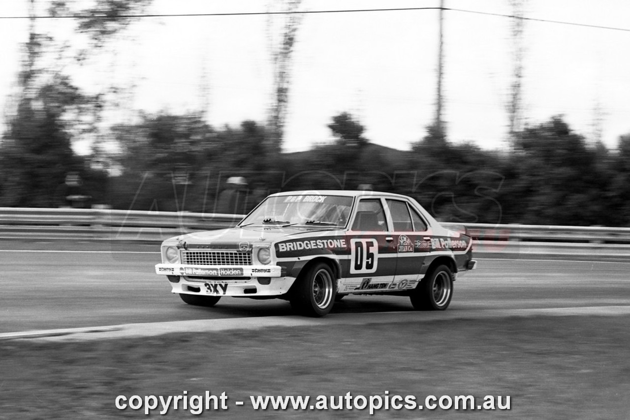 76SA09PD7007 - Peter Brock, Hang Ten 400, Sandown, 12th September, 1976, Holden Torana LH SL/R 5000 L34 - Photographer Peter D'Abbs