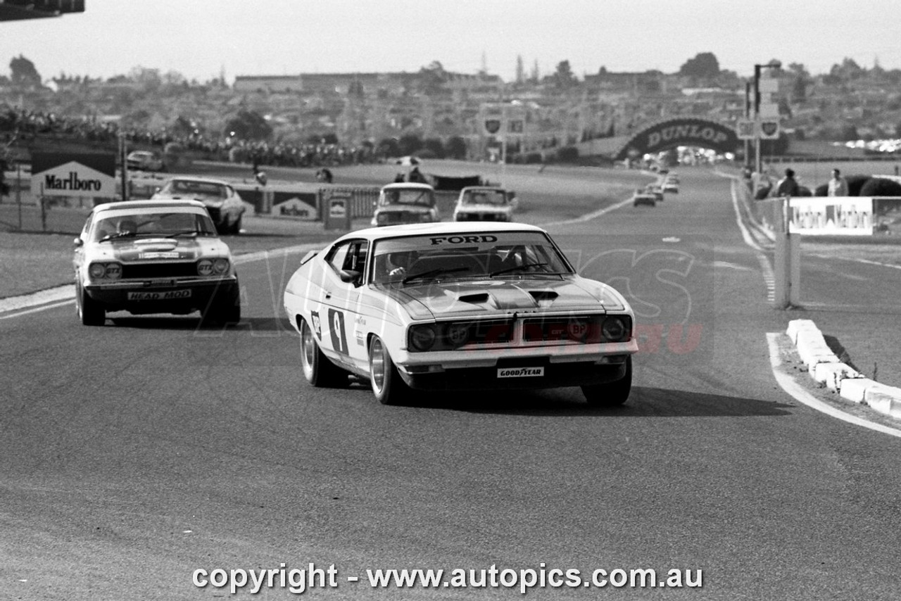 76SA09PD7023 - Allan Moffat, Hang Ten 400, Sandown, 12th September, 1976, Ford Falcon XB GT Hardtop - Photographer Peter D'Abbs