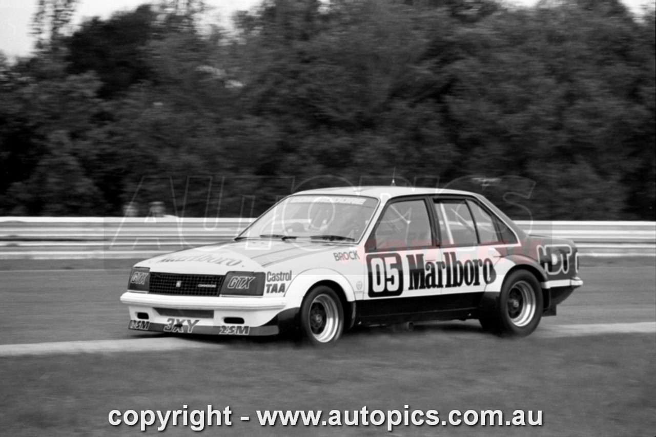 80SA09DH7010 - Peter Brock, Hang Ten 400, Sandown International Motor Raceway, 10th September, 1980, Holden Commodore VC  - Photographer Darren House