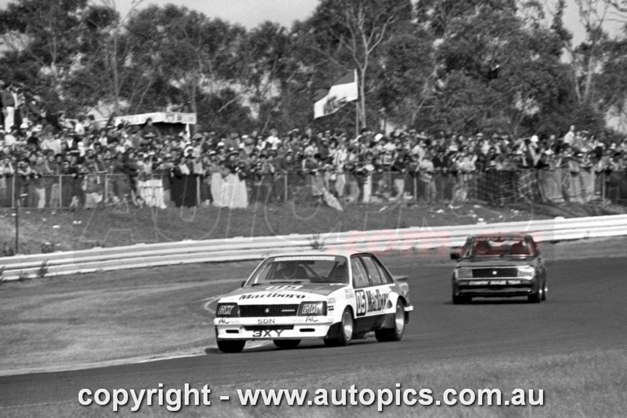81SA09DH7013 - Peter Brock, Hang Ten 400, Sandown International Motor Raceway, 13th September, 1981, Holden Commodore VC - Photographer Peter D'Abbs