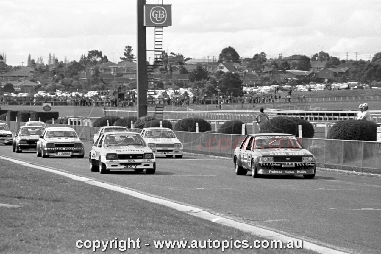 81SA09DH7048 - Start Of Race, Hang Ten 400, Sandown International Motor Raceway, 13th September, 1981 - Photographer Darren House