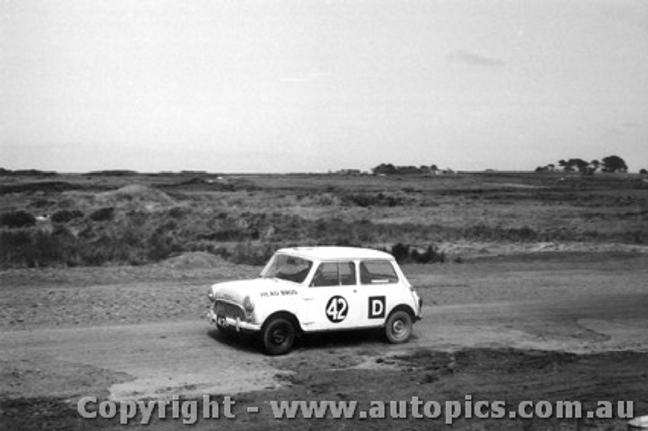 62722 - G. Huse / C. Head  - Morris 850 Sports - Armstrong 500 - Phillip Island 1962