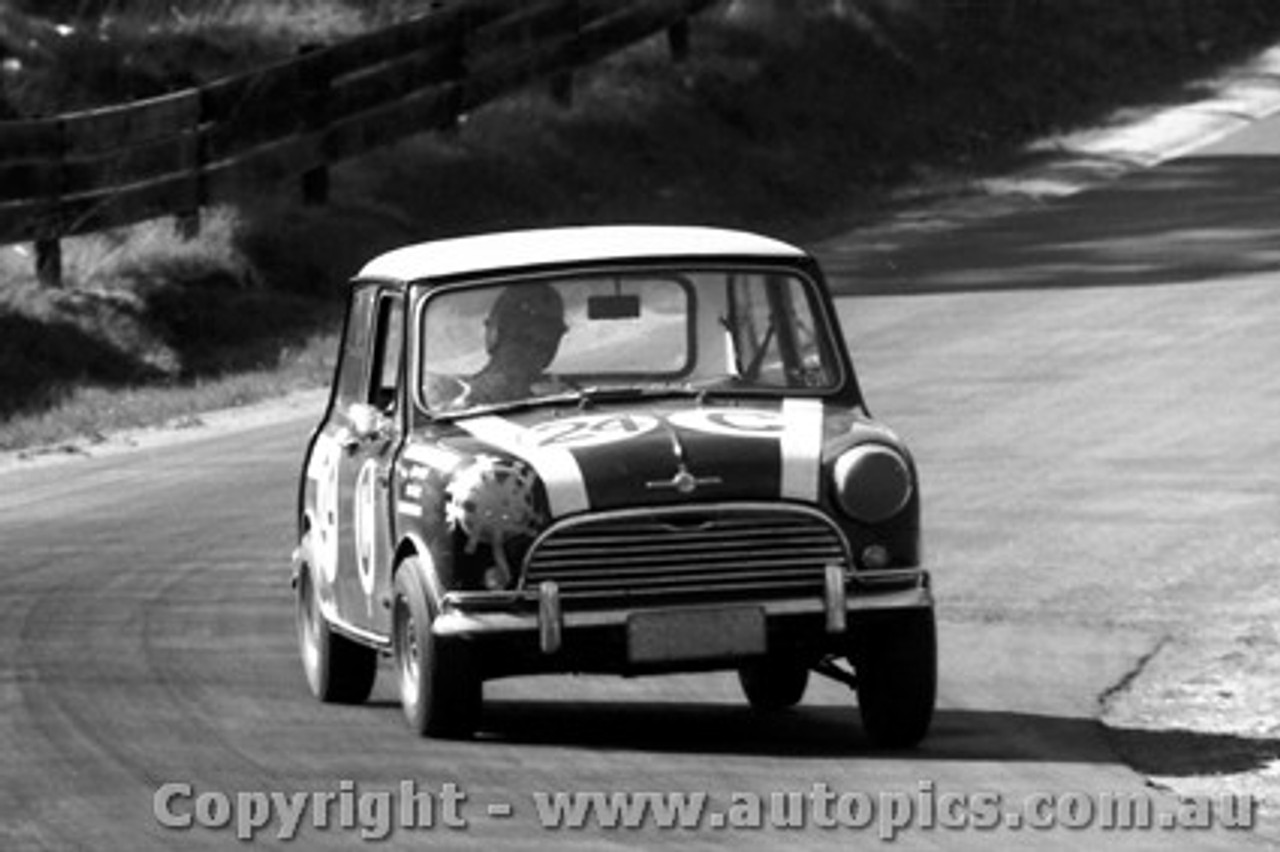 65728 - Bob Holden / G. Cusack  Morris Cooper -  Bathurst 1965