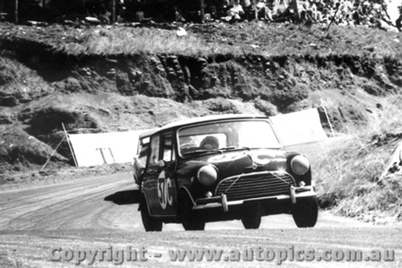 67745 - Smith / Seton  Morris Cooper S  -  Bathurst 1967