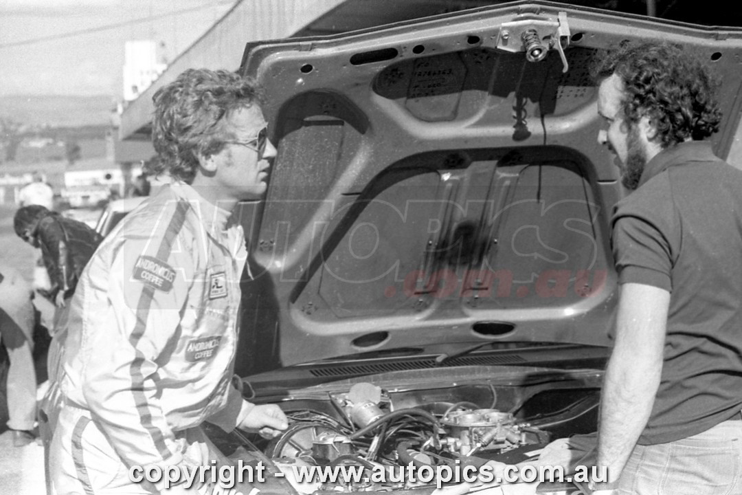 76BA10LR7083 - Bob Forbes & Russ McRae, Hardie Ferodo 1000, Bathurst, 1976, Holden Torana L34 SLR 5000 - Photographer Lance J Ruting
