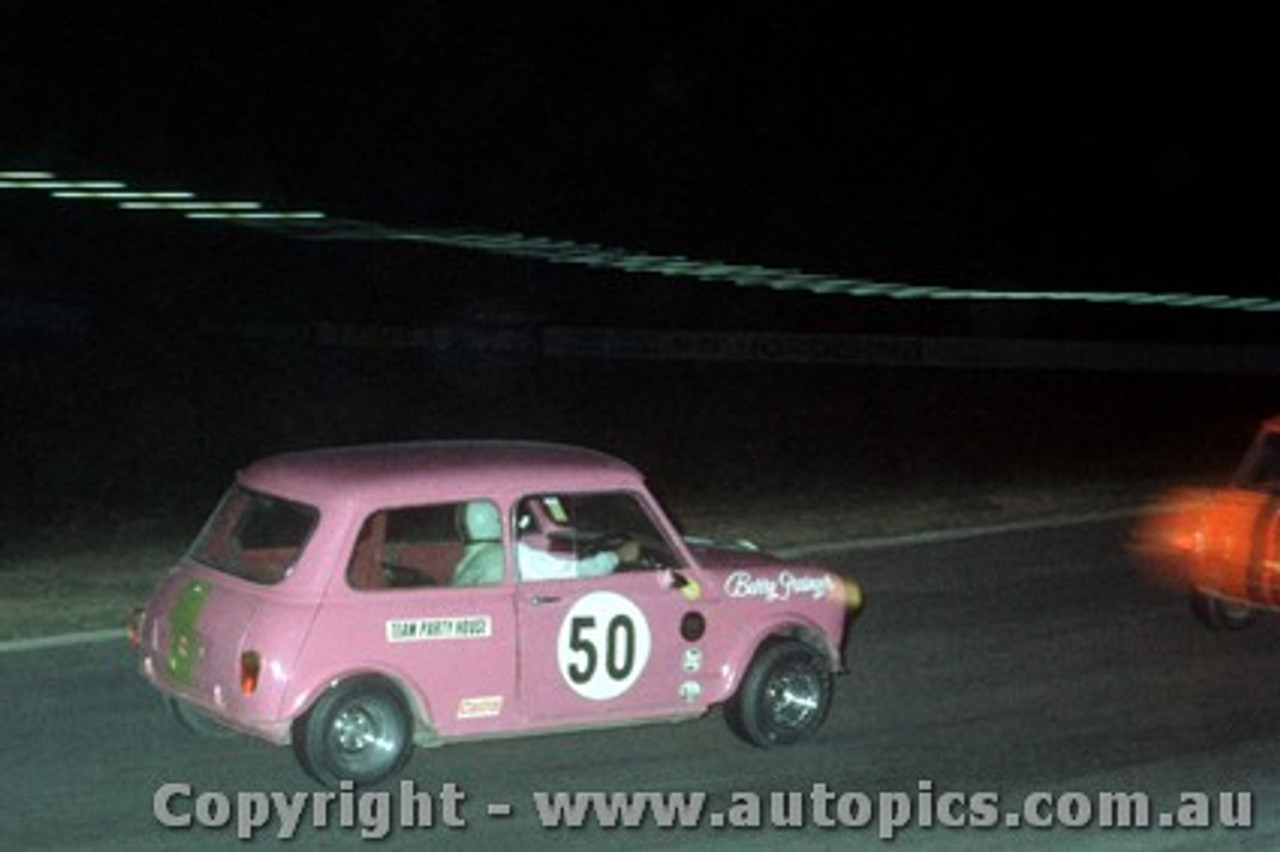 70148 - Barry Grainger Morris Mini Lightweight - Oran Park 3/1/1970 - Photographer David Blanch