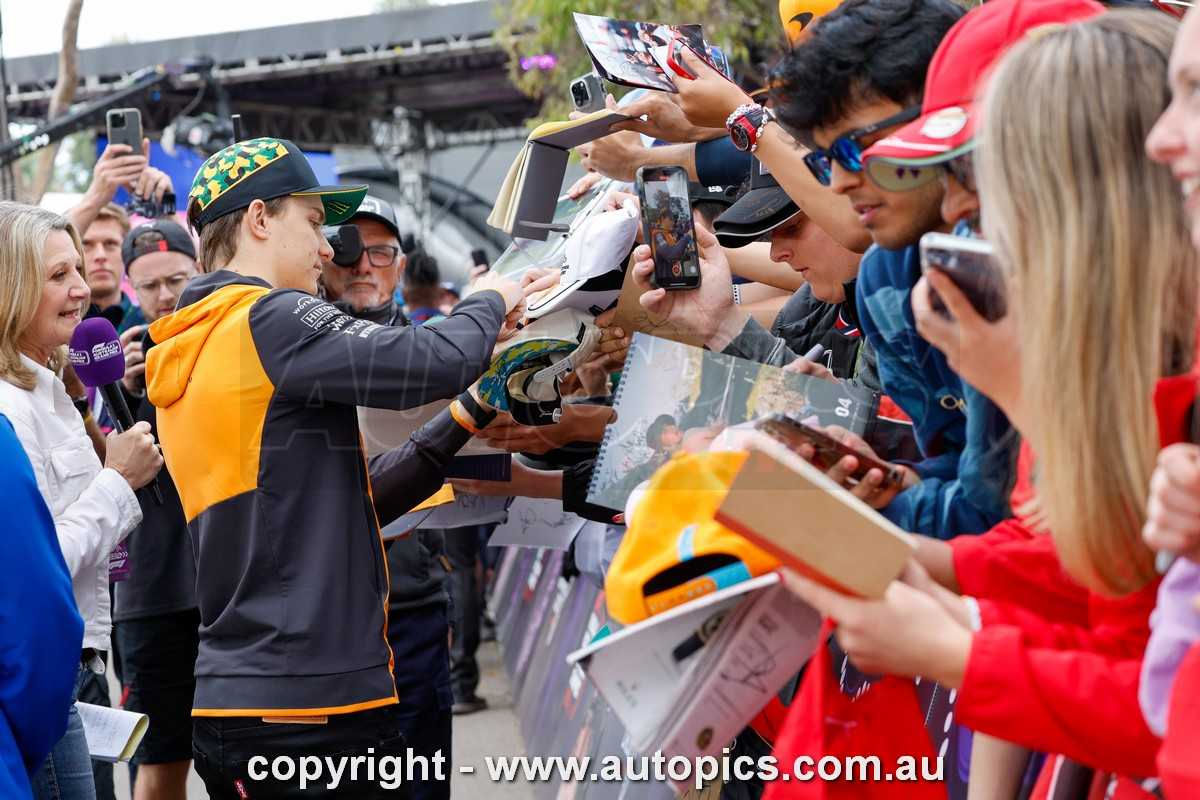 24AGP03PB3085 - Oscar Piastri, Formula 1 -  Rolex Australian Grand Prix,  Albert Park Grand Prix Circuit, McLaren Mercedes, Car #81 , 2024