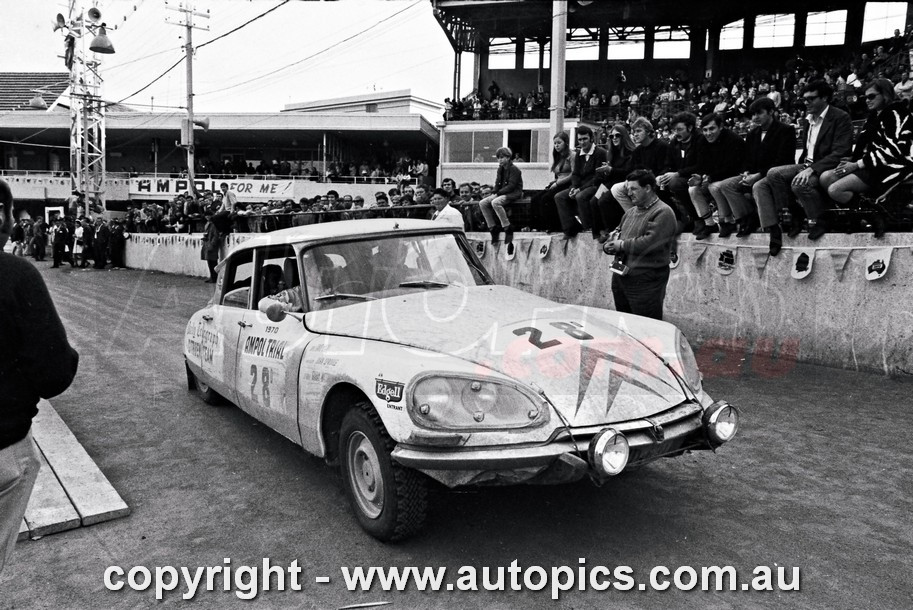 70RA06LR2507 - David McKay & Graham Watson , Citroën DS 21 - Ampol Trial Rally, Around Australia, 1970 - Photographer Lance J Ruting