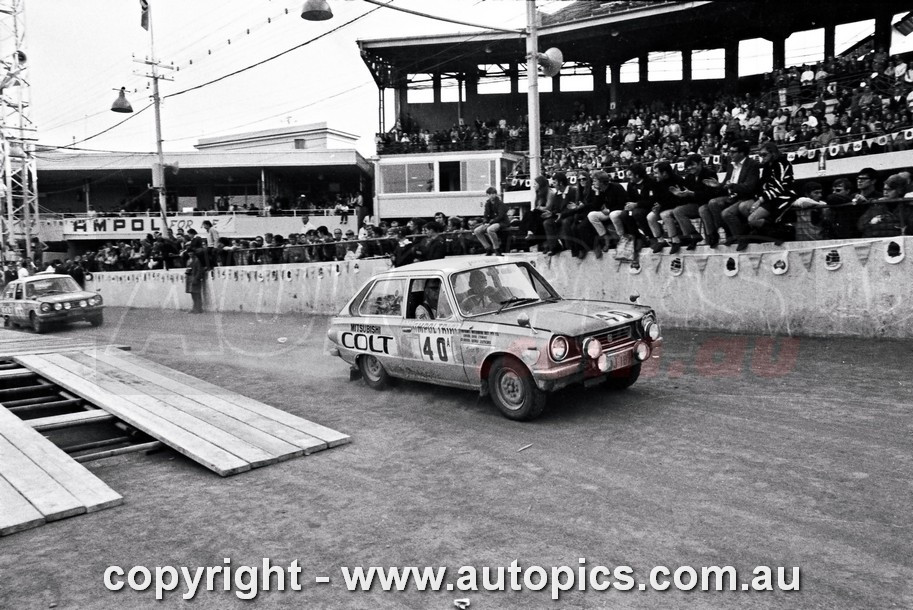 70RA06LR2525 -  Doug Stewart & George Shepheard , Mitsubishi Colt - Ampol Trial Rally, Around Australia, 1970 - Photographer Lance J Ruting