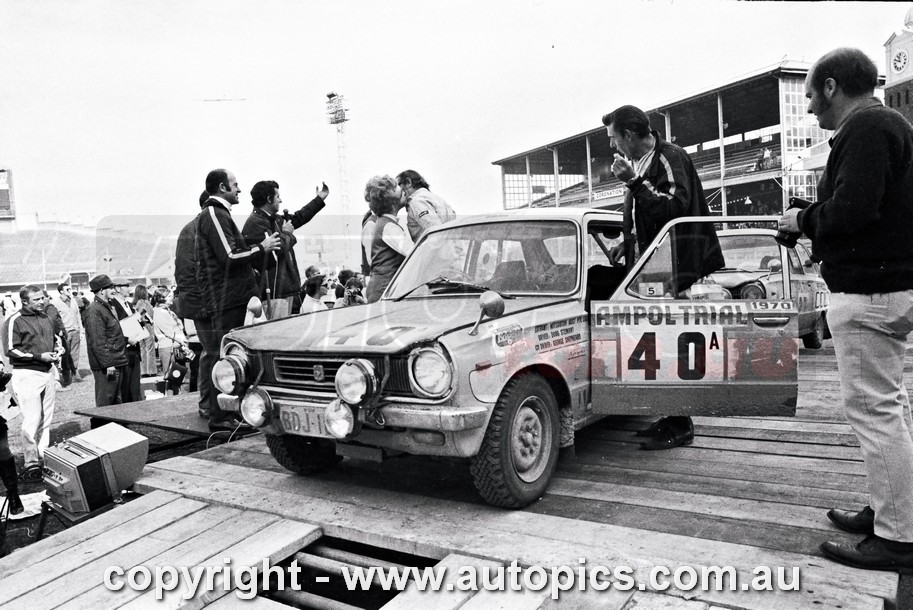70RA06LR2526 -  Doug Stewart & George Shepheard , Mitsubishi Colt - Ampol Trial Rally, Around Australia, 1970 - Photographer Lance J Ruting