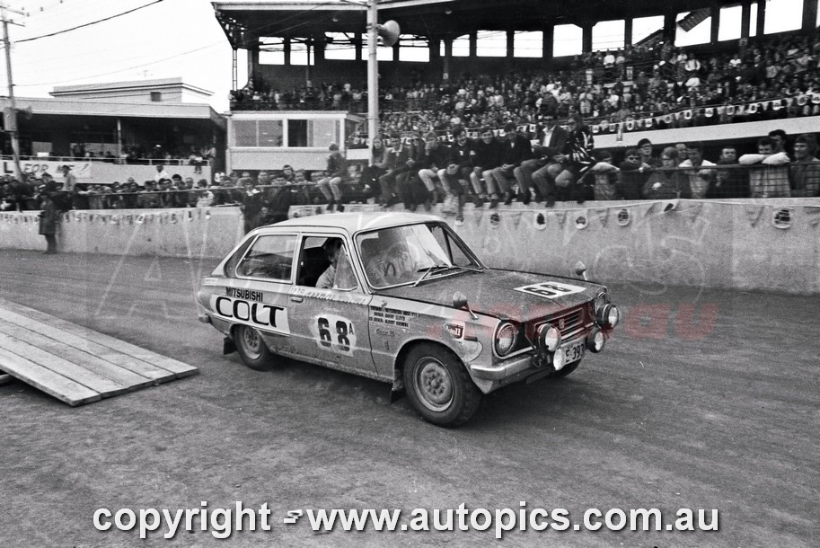 70RA06LR2532 -  Barry Lloyd & Albert Browne , Mitsubishi Colt - Ampol Trial Rally, Around Australia, 1970 - Photographer Lance J Ruting