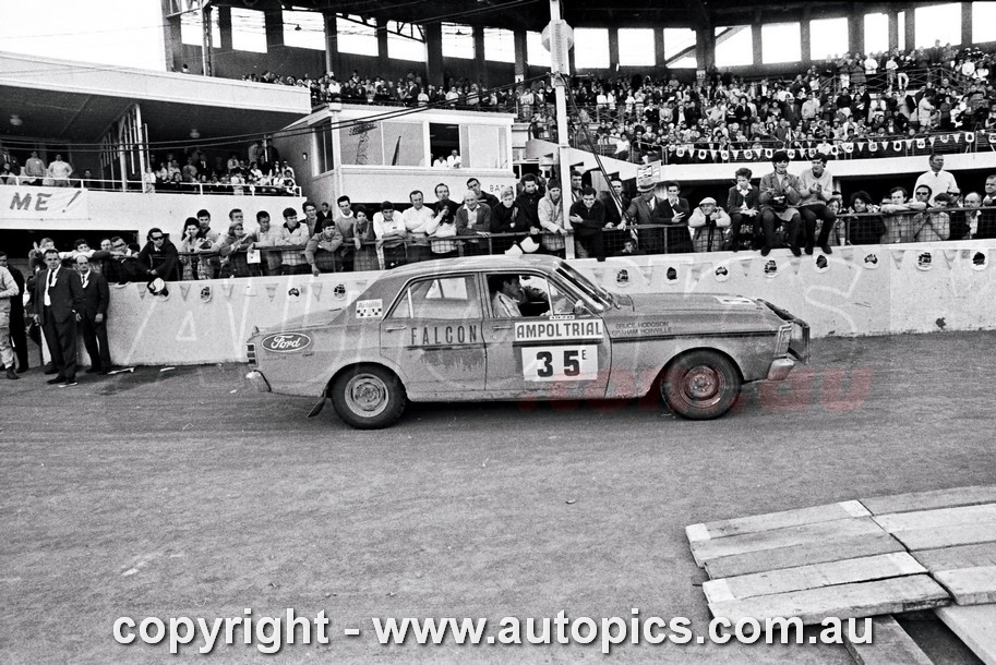 70RA06LR2540 - Bruce Hodgson & Graham Hoinville, Ford Falcon XW 500 GS - Ampol Trial Rally, Around Australia, 1970 - Photographer Lance J Ruting