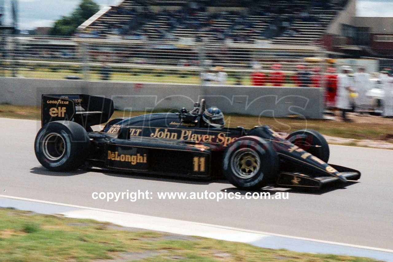 86AGP10KM3026 - Johnny Dumfries, Australian Grand Prix,  Adelaide, 1986,  Lotus-Renault - Photographer Keith Midgley