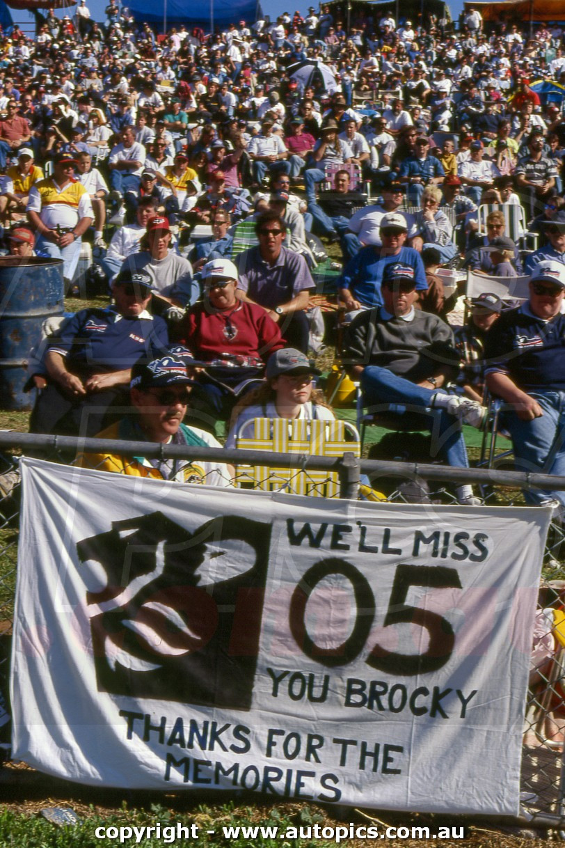 97OP11RB7014 - Peter Brock Spectators, Holden Commodore VS (HRT) Brock's Farewell - Oran Park Raceway, Narellan, New South Wales, November 16th 1997