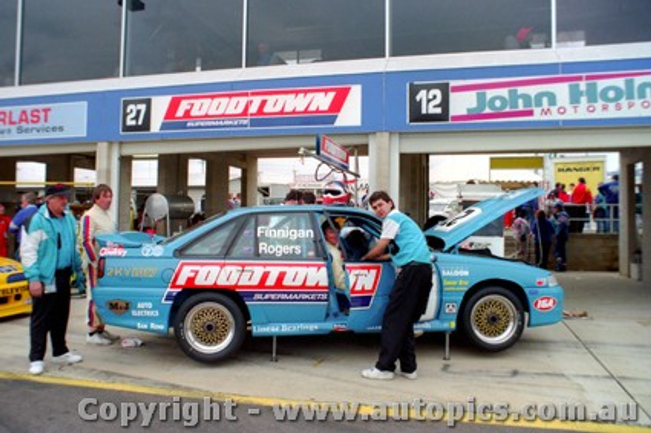 92725 - T. Finnigan / G. Rogers  Holden Commodore VN - Bathurst 1992