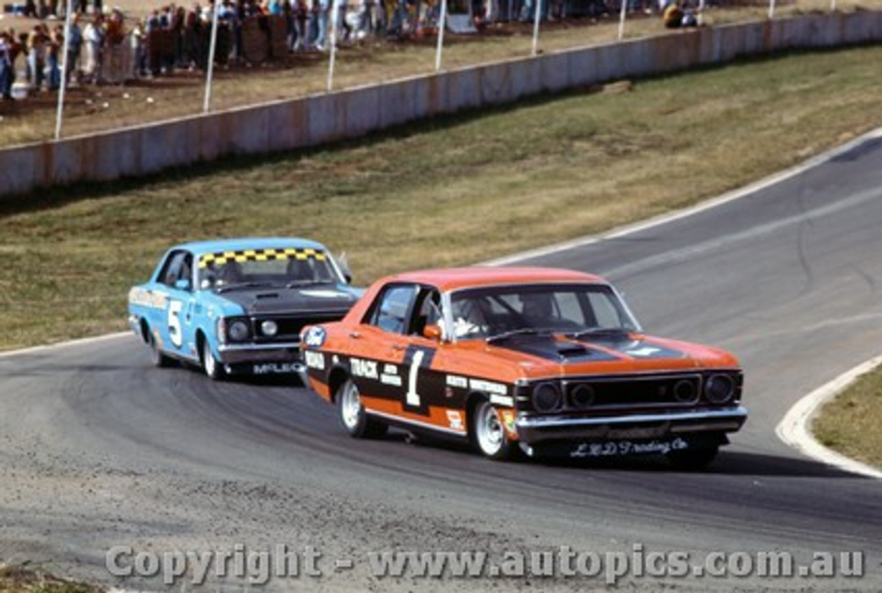 71136 - F. Gibson  & J. Goss Ford Falcon XW GTHO - Toby Lee  Race- Oran Park 16/5/71 - Photographer Jeff Nield