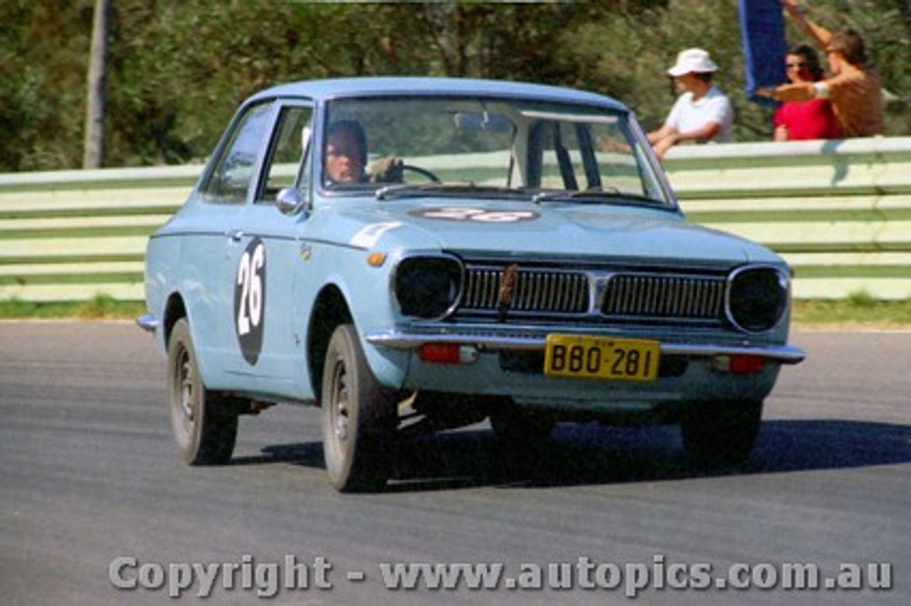 71147 - Peter Granger Toyota Corolla  - Warwick Farm 21st October 1971 - Photographer Jeff Nield