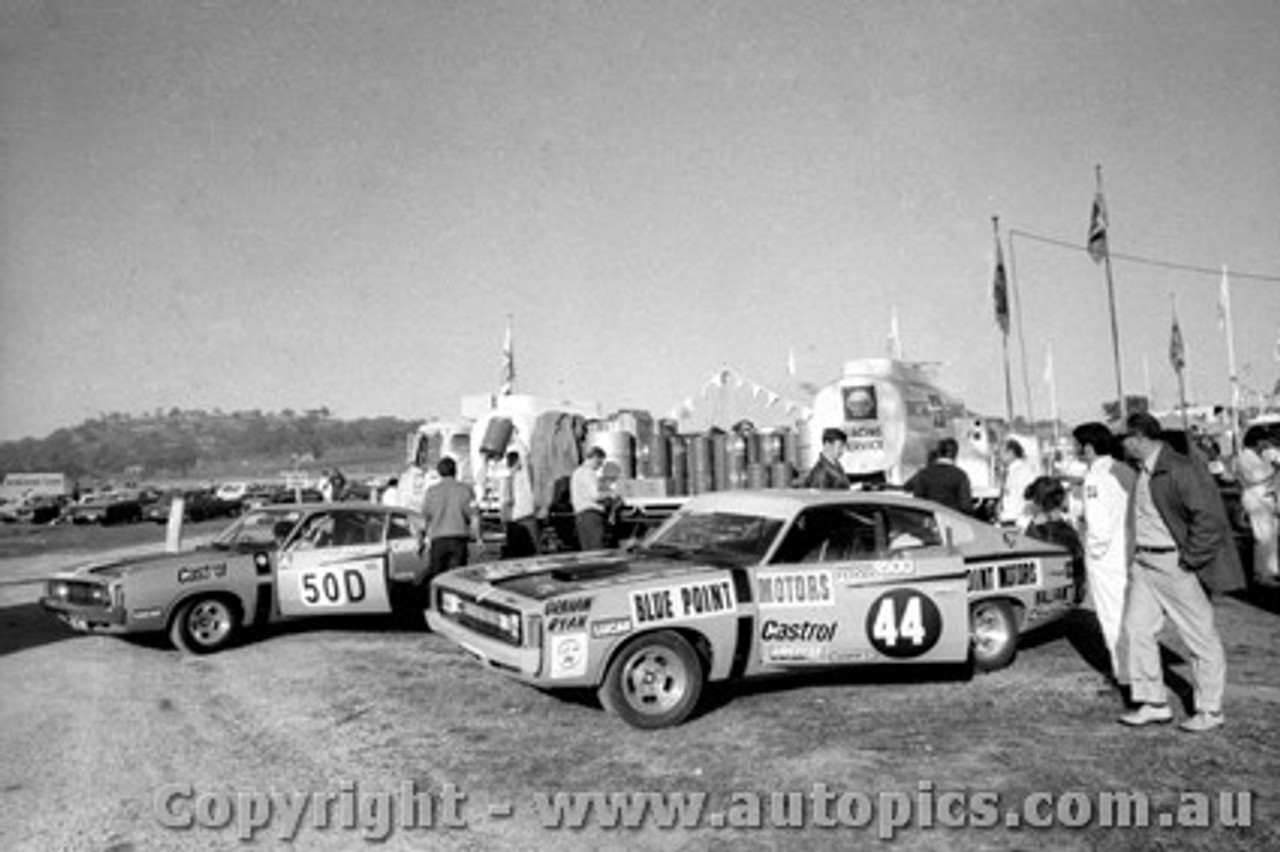 71770  -  #44 G. Ryan  - #50 T. Naughton / R. Wemyss  -  Valiant Charger  Bathurst  1971