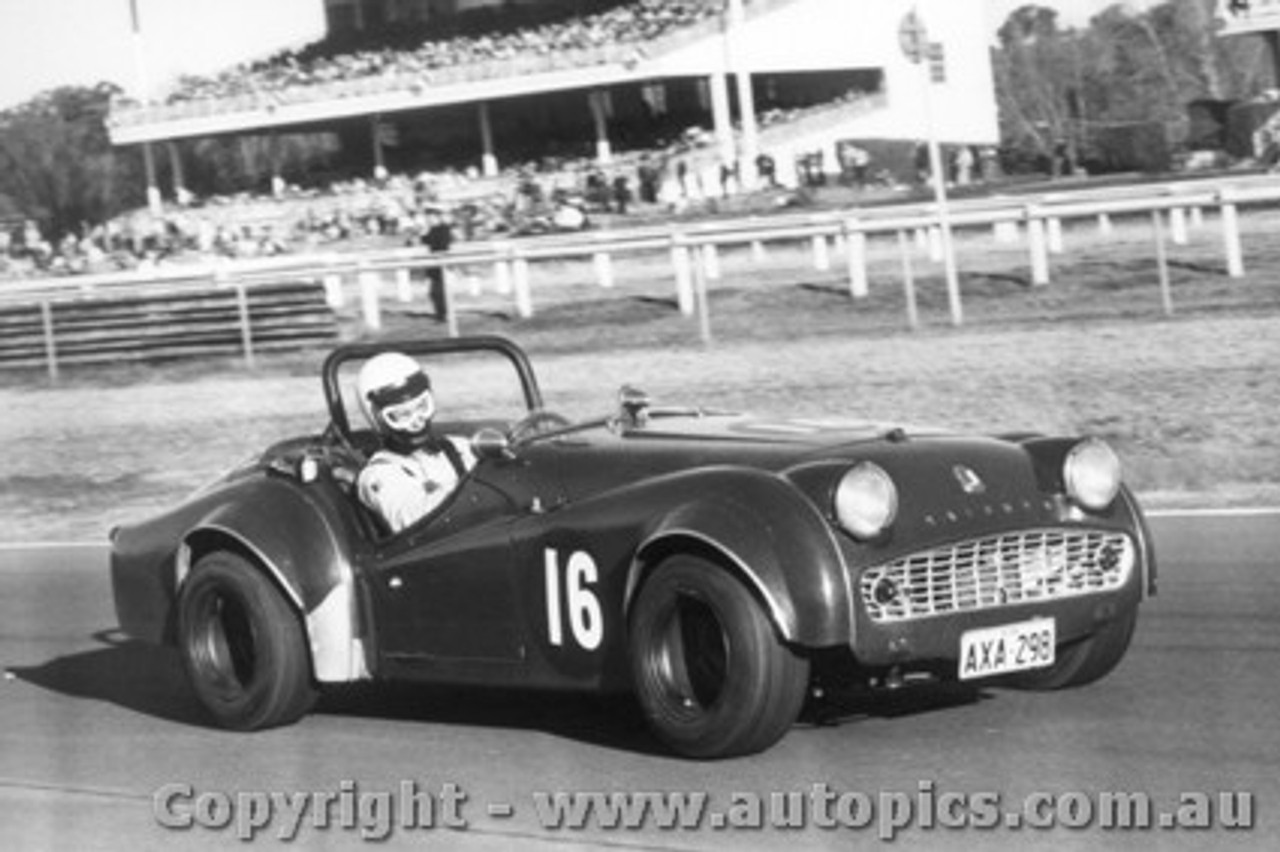 70463 - B. Campbell  Triumph TR3A  - Warwick Farm 31st July 1970