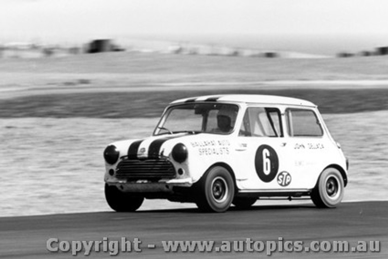 72177 - J. Dellaca Morris Cooper S  - Phillip Island 30th January  1972