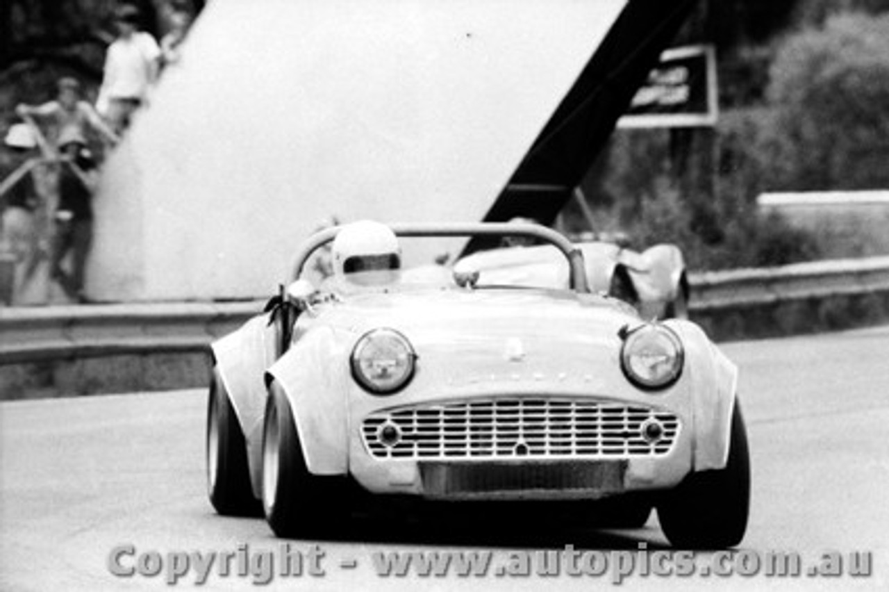 72429 - B. Campbell Triumph TR3A - Warwick Farm 13th February  1972