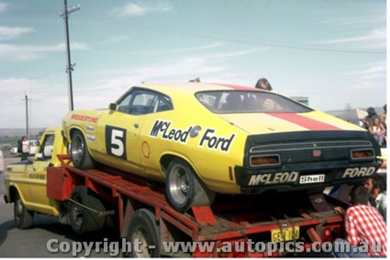 74086 - John Goss Ford Falcon XA and Transporter - Adelaide International Raceway 1974 - Photographer Peter Green